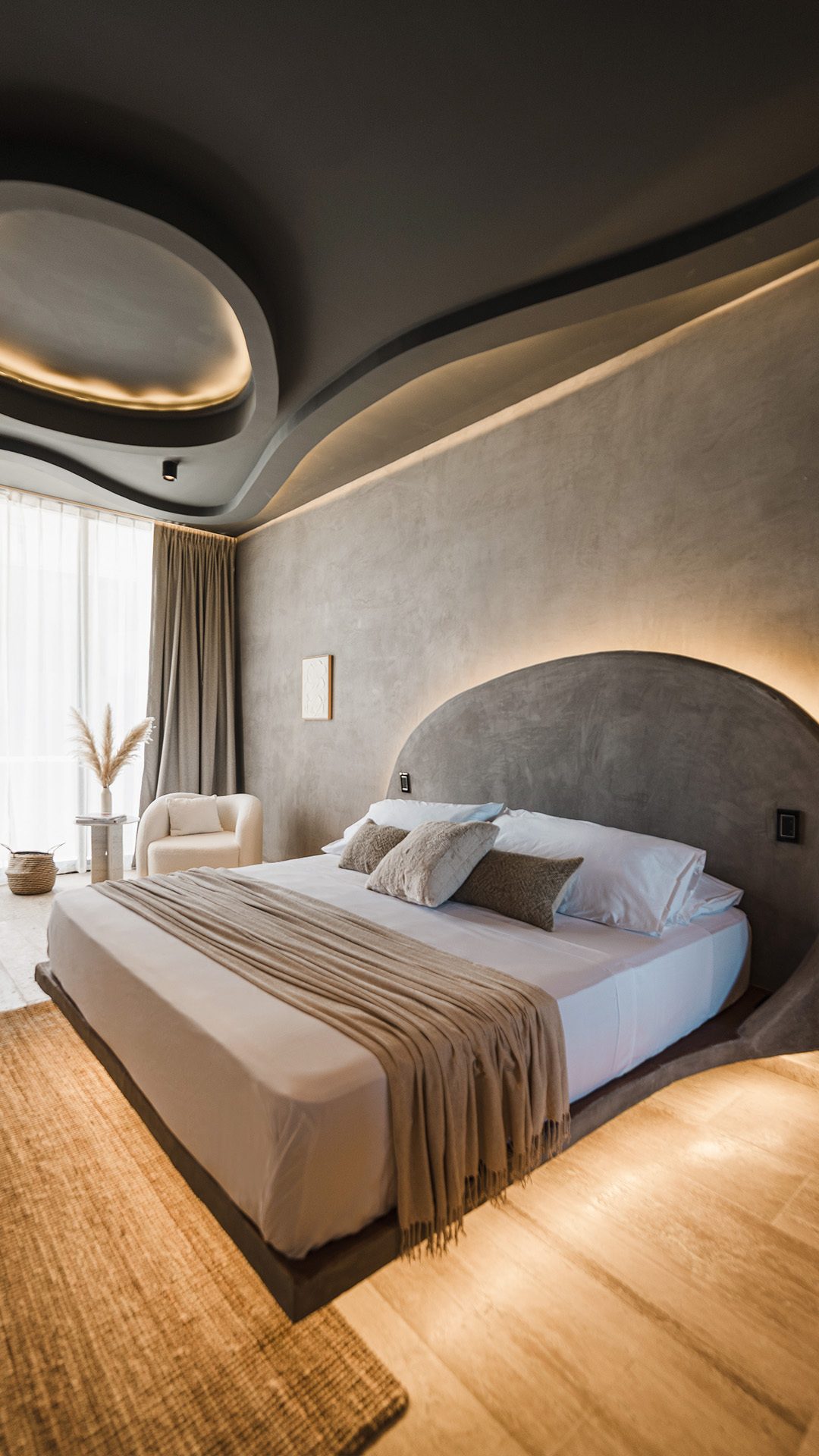 Interior design, Bed sheet, Bedroom, Furniture, Flooring, Wood, Bedding, Floor, Ceiling