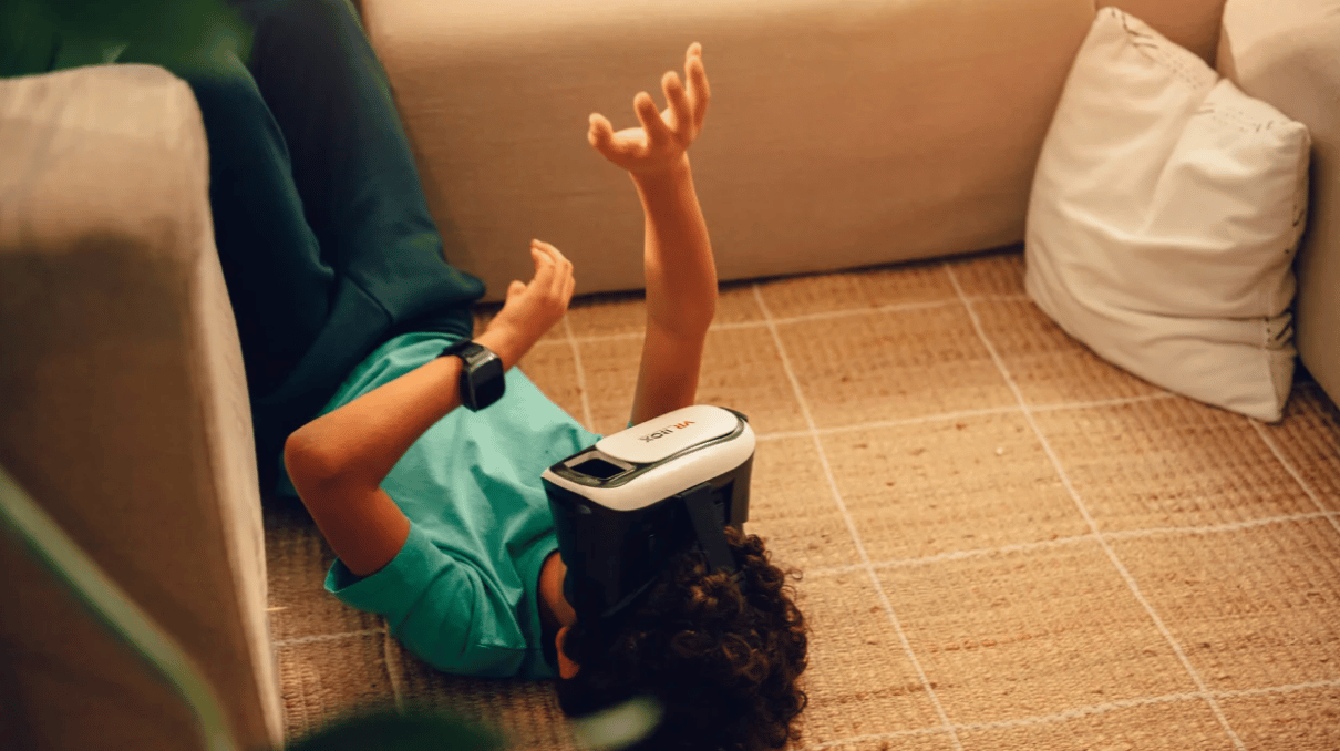 Luggage and bags, Leg, Comfort, Gesture, Knee, Thigh, Finger