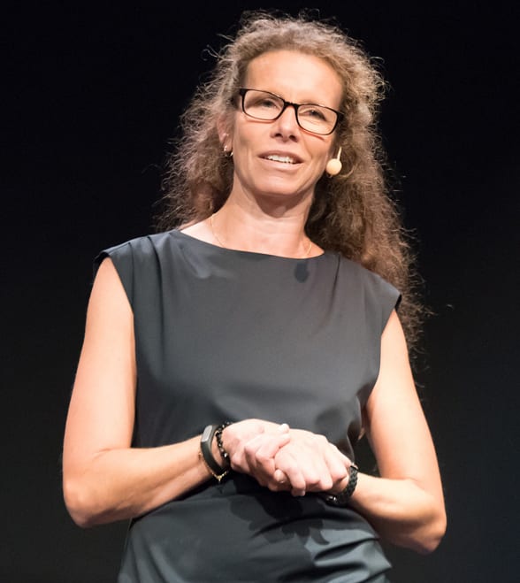 Flash photography, Vision care, Glasses, Joint, Chin, Watch, Hand, Arm, Sleeve, Gesture