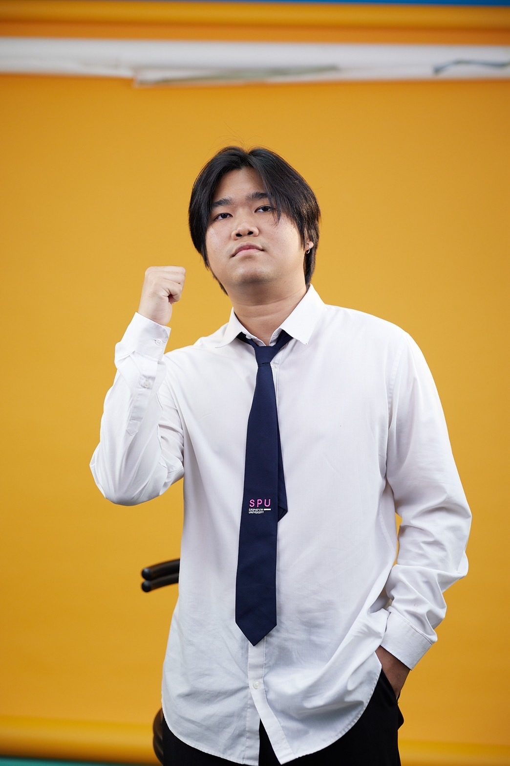 Facial expression, Dress shirt, Human body, Joint, Glasses, Chin, Shoulder, Tie, Sleeve
