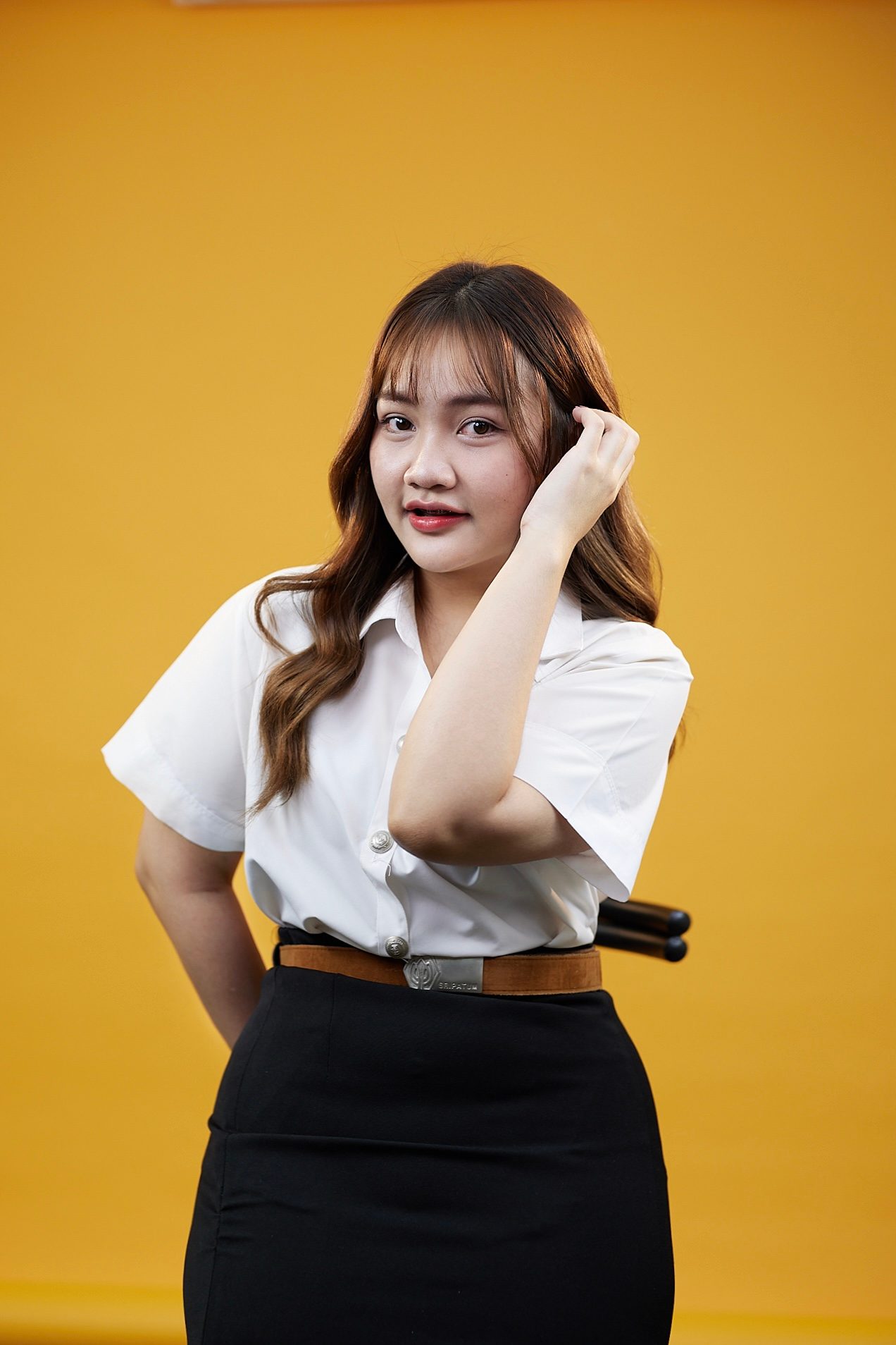 Flash photography, Arm, Shoulder, Sleeve, Waist, Gesture, Thigh, Collar, Elbow, Knee