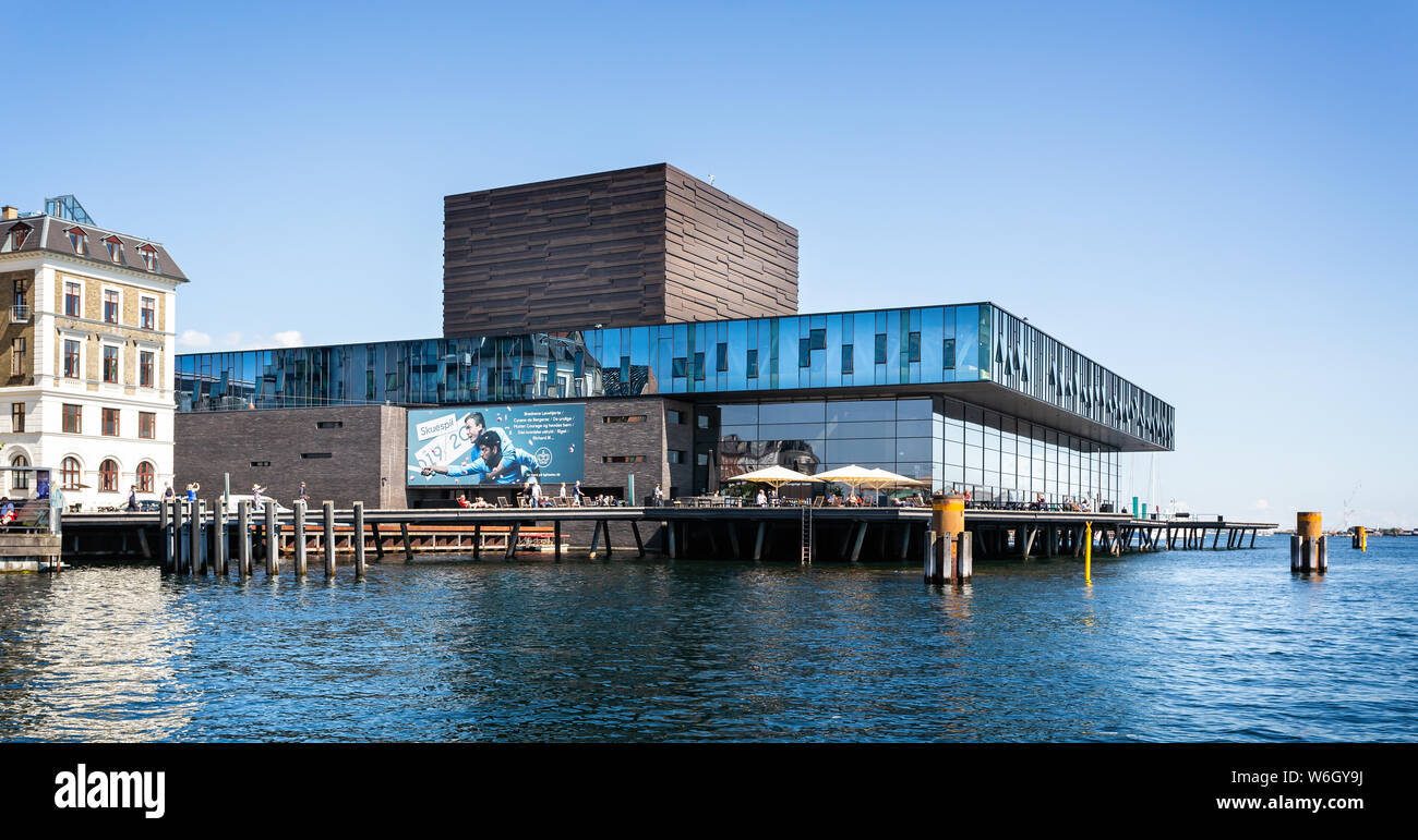 Water, Sky, Building, Window, Lake