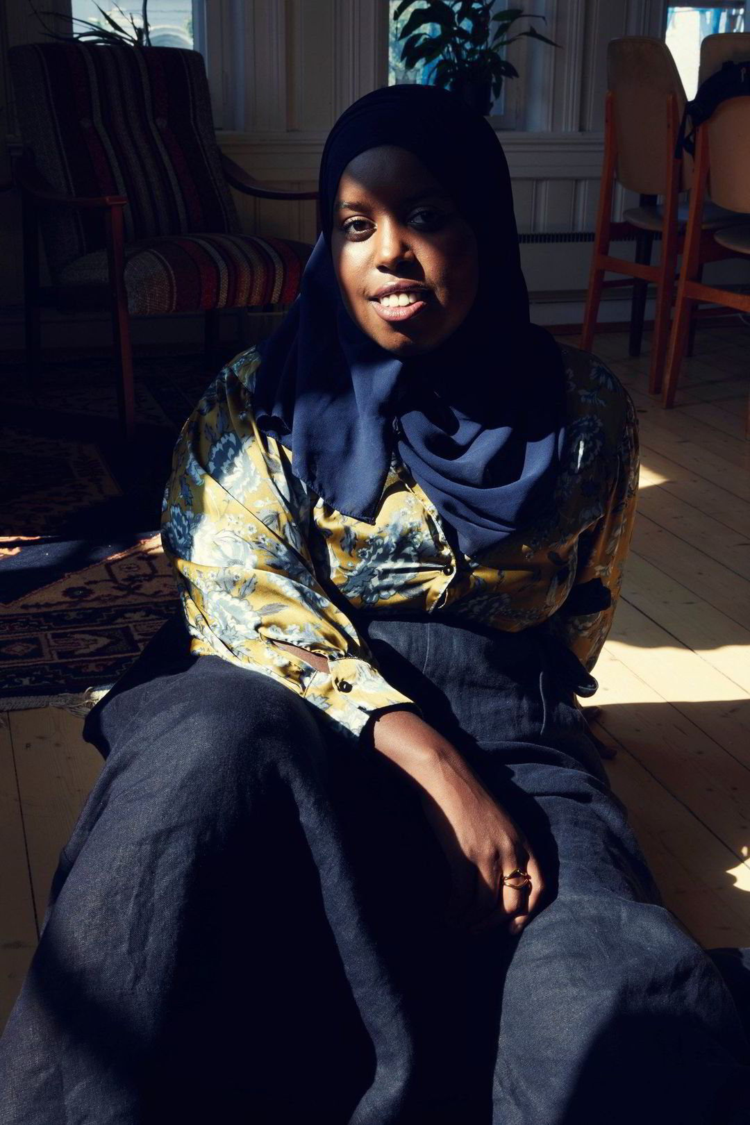 Flash photography, Black hair, Blue, Sleeve, Comfort, Cool