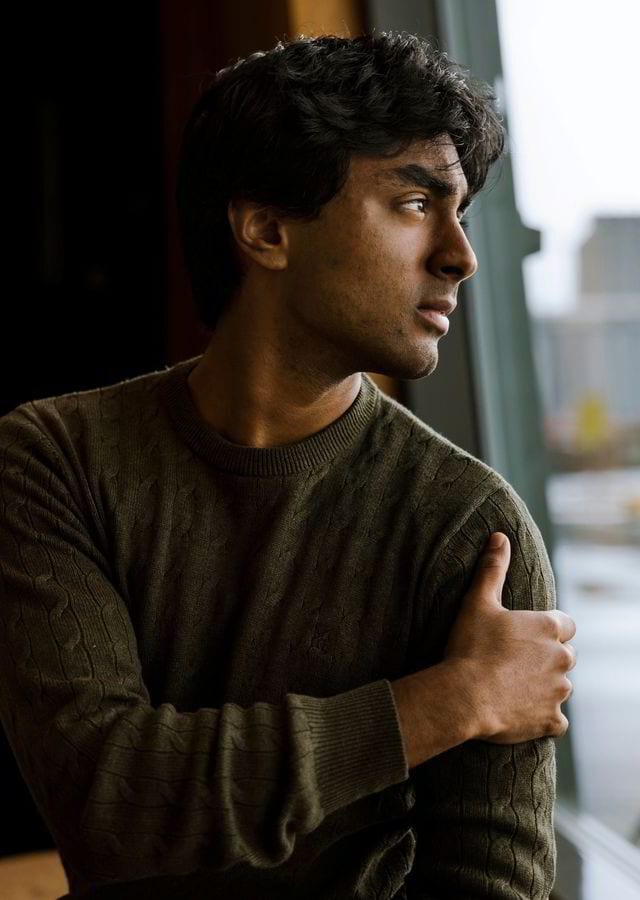 Flash photography, Forehead, Chin, Hairstyle, Shoulder, Fashion, Sleeve, Standing, Gesture, Cool