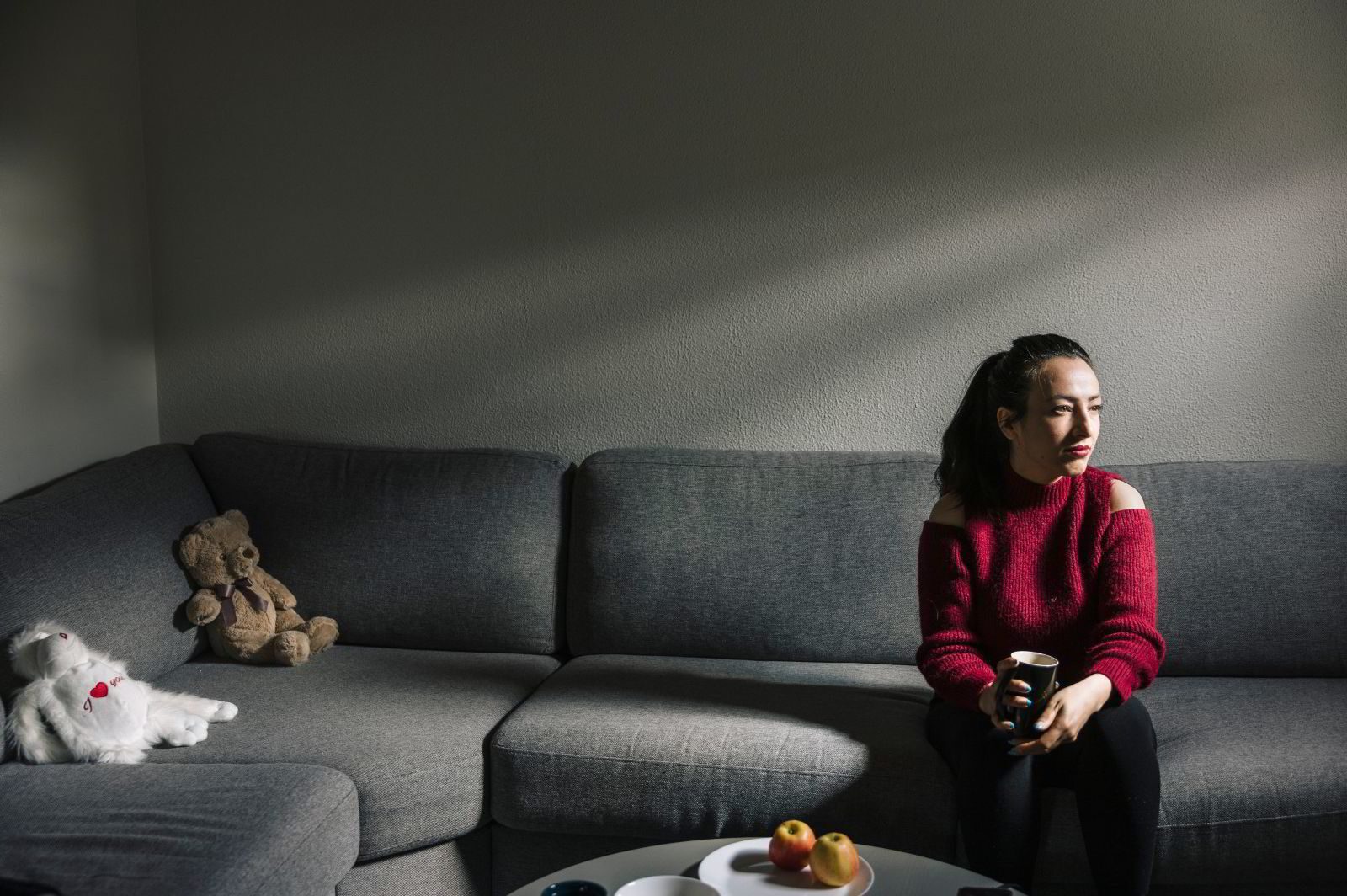 Flash photography, Interior design, studio couch, Furniture, Comfort, Tableware, Table, Grey