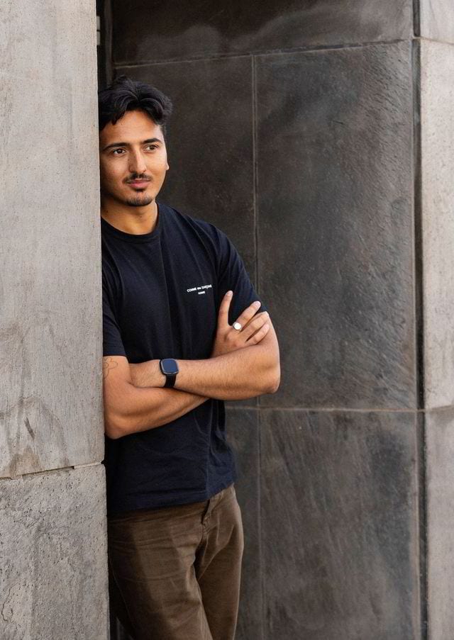 Flash photography, Shoulder, Sleeve, Standing, Gesture, Grey, Cool, Eyewear