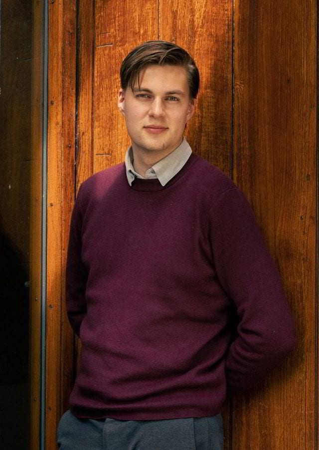 Dress shirt, Human body, Forehead, Hair, Face, Cheek, Head, Eye, Shoulder, Neck