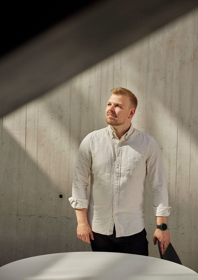 Dress shirt, Flash photography, Sleeve, Gesture, Collar