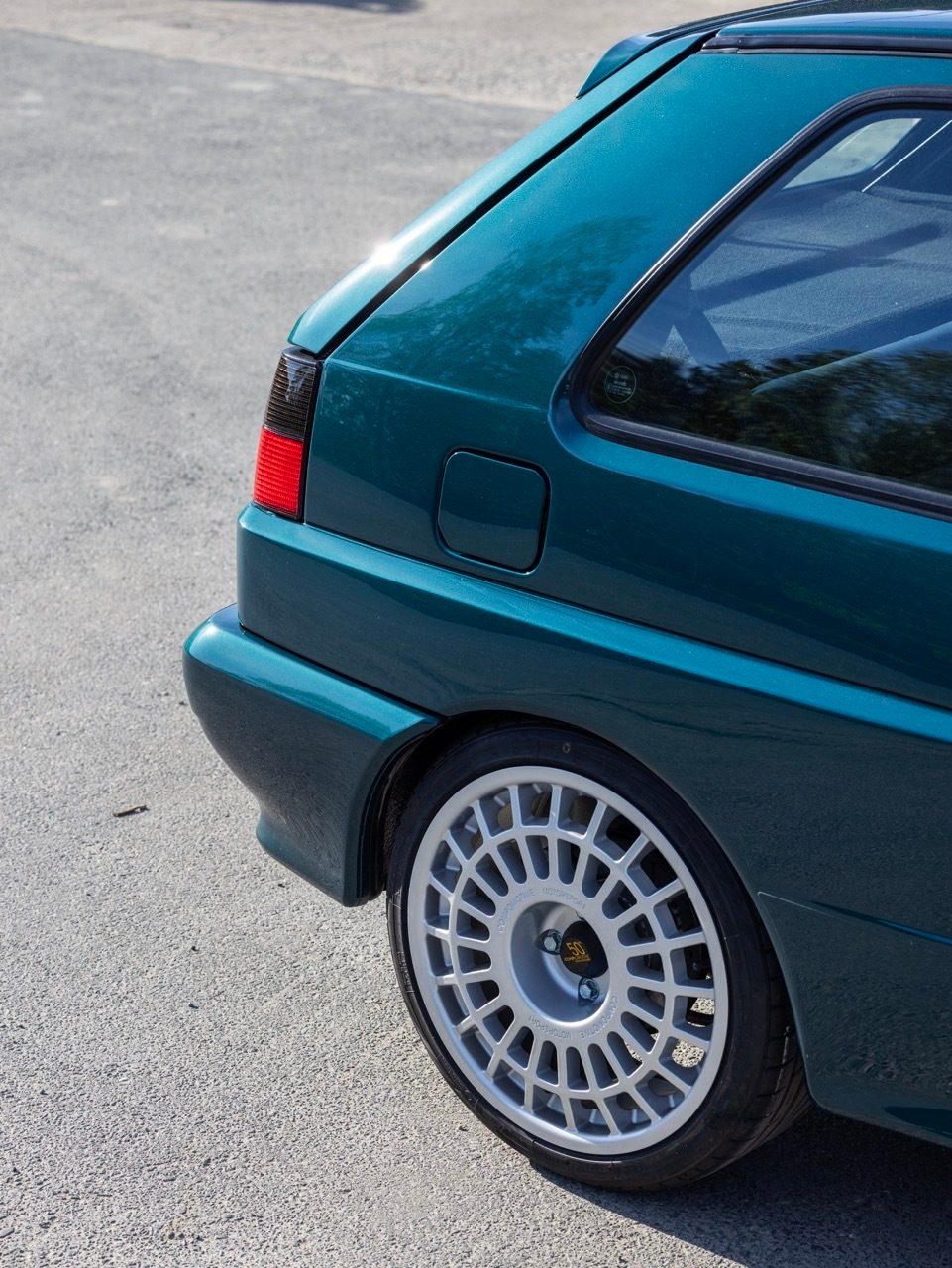 Automotive tire, Motor vehicle, Alloy wheel, Car, Hood, Bumper