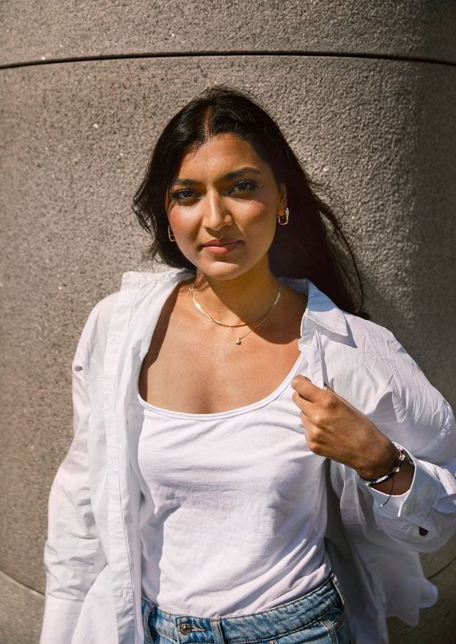 Flash photography, Clothing, Joint, Lip, Eyebrow, Shoulder, Mouth, Eyelash, Neck, Sleeve