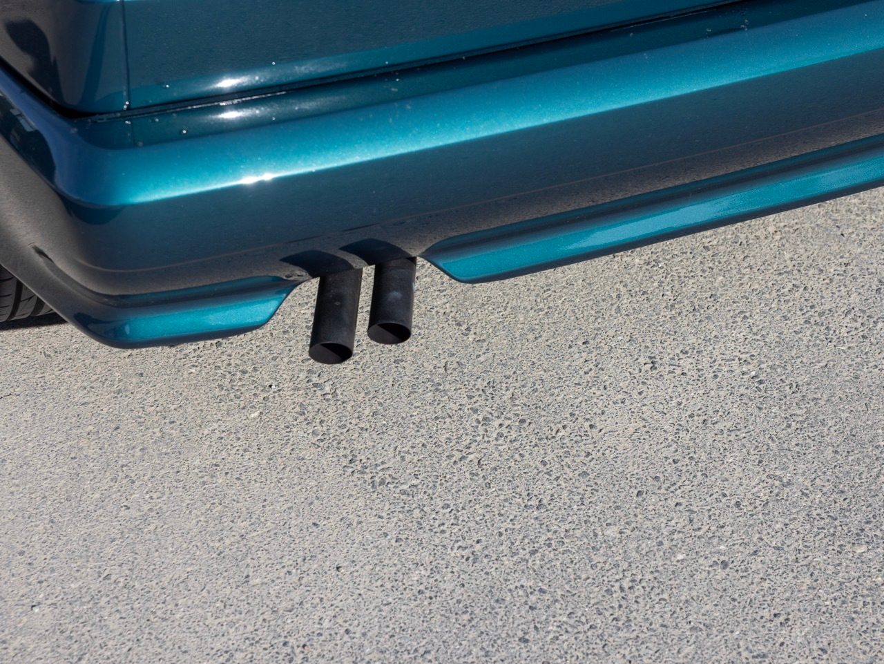 Automotive tire, Road surface, Vehicle door, Hood, Grille, Azure, Bumper, Asphalt