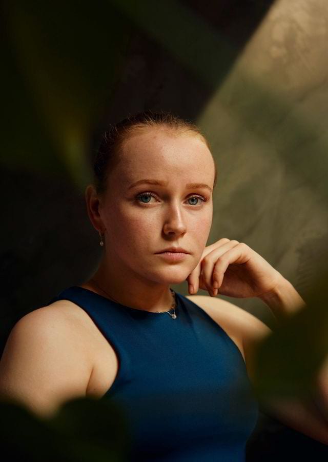 Active tank, Human body, Flash photography, Skin, Hand, Arm, Shoulder, Neck, Gesture, Eyelash