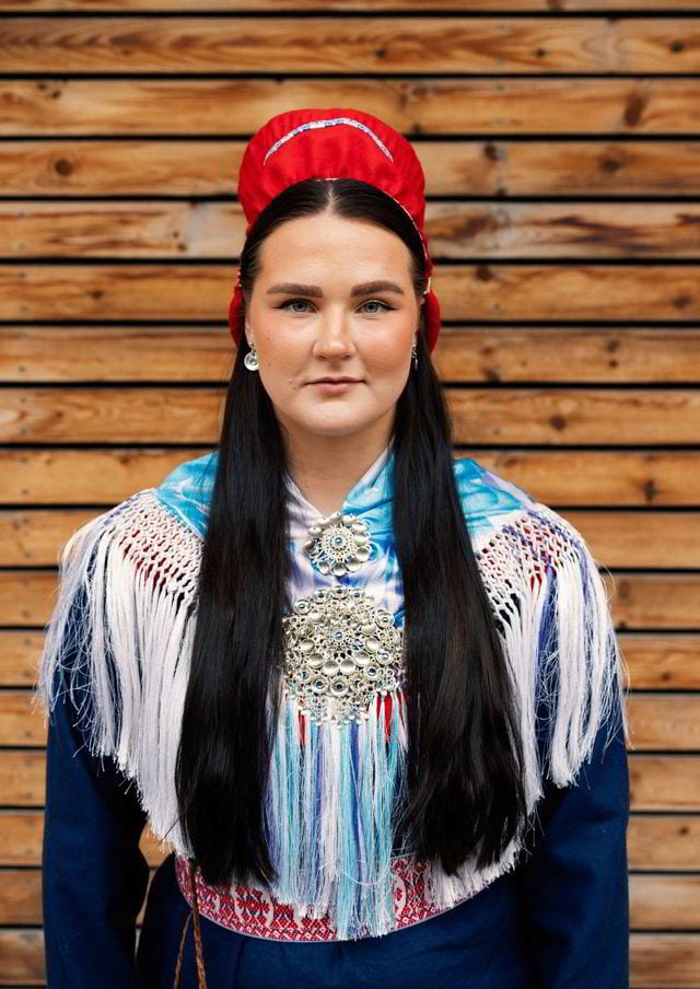 Smile, Neck, Sleeve, Wrap, Stole