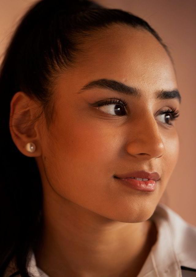 Flash photography, Forehead, Nose, Cheek, Lip, Chin, Shoulder, Eyebrow, Eyelash, Lipstick