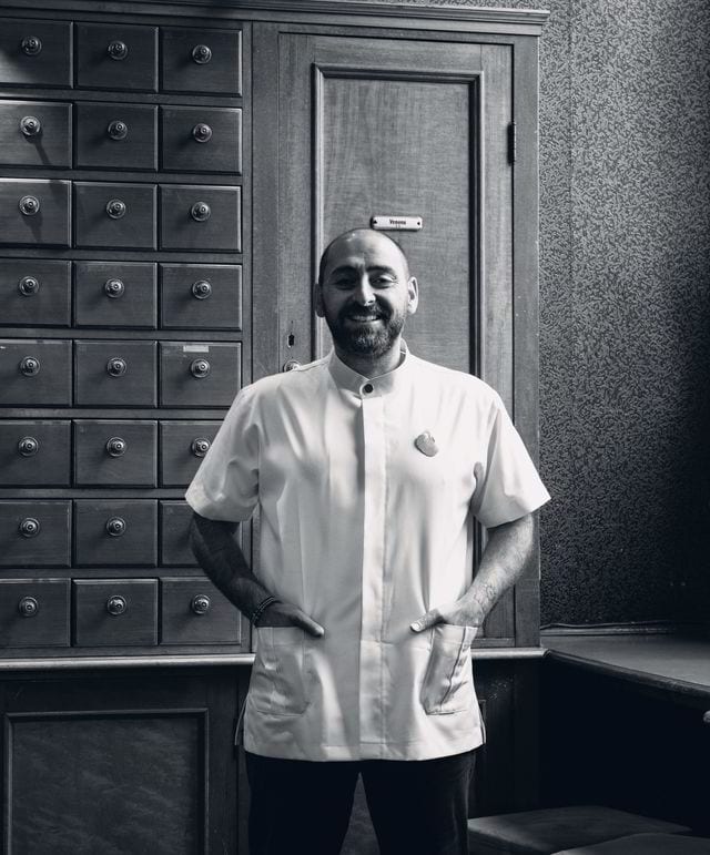 Smile, Cabinetry, White, Black, Sleeve, Standing, Drawer, Style, Door, Black-and-white
