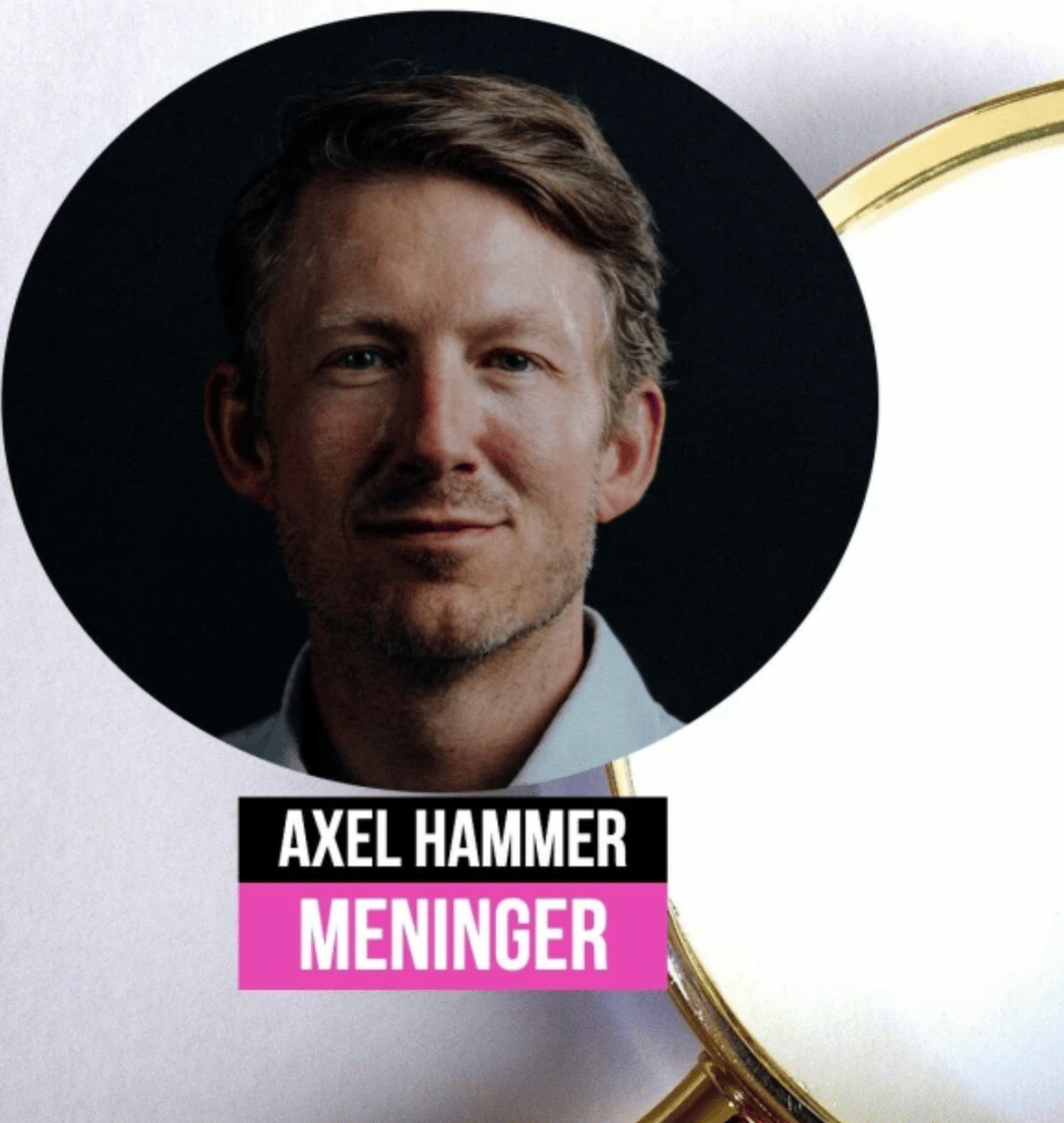 Axel Hammer smiler til kamera med et fotografi av et forst&#xF8;rrelsesglass i bakgrunnen