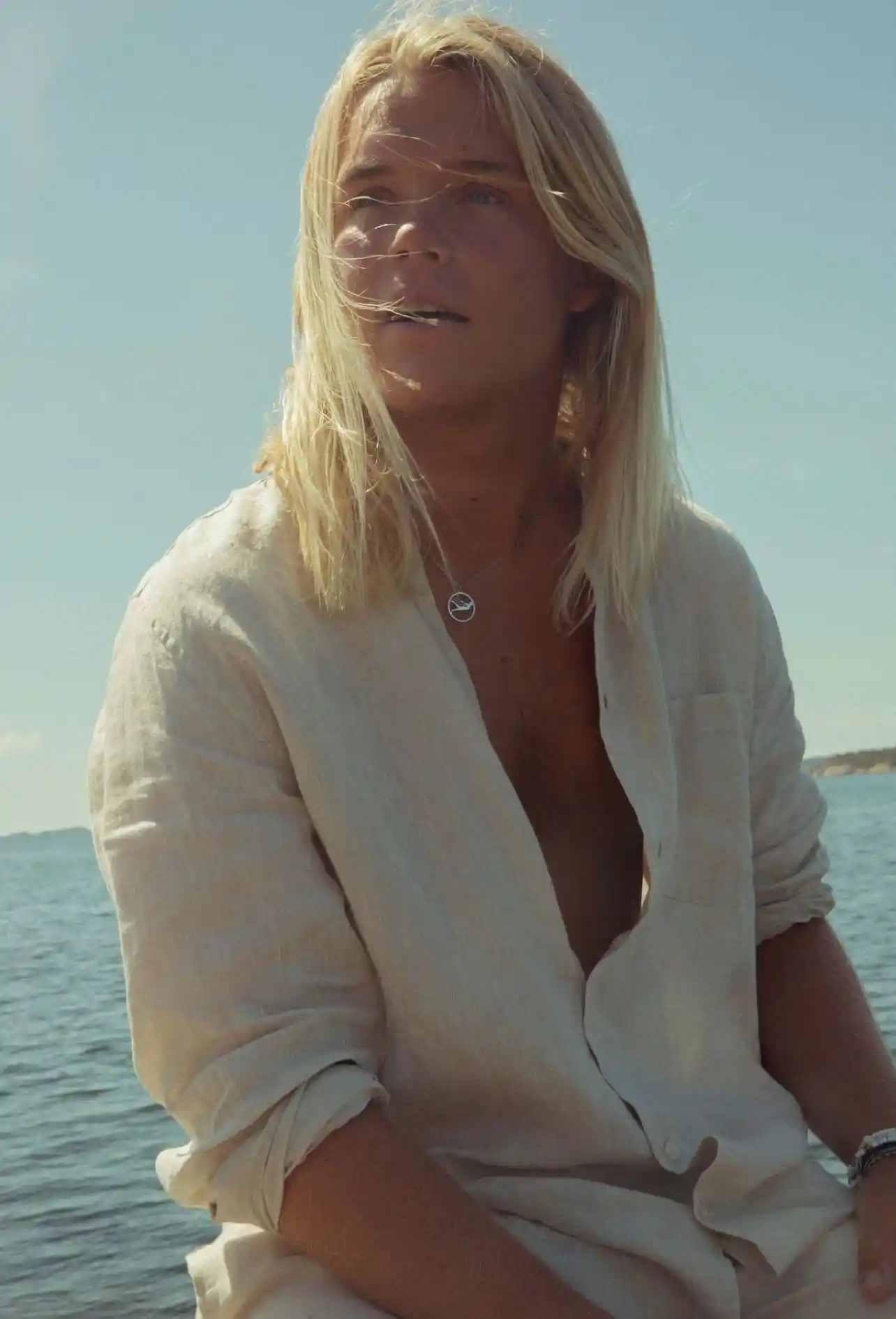 Flash photography, Water, Shoulder, Sky, Neck, Sleeve, Standing, Happy, Elbow