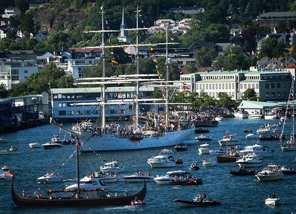 Body of water, Boat, Watercraft, Building, Infrastructure, Lake