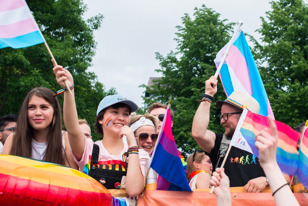 Smile, Shorts, Sky, Hat, Tree, Flag, Gesture, Sunglasses, Crowd, Leisure