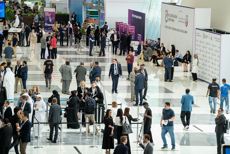 People, Clothing, Trousers, Outerwear, Crowd, Event, Suit, Pedestrian, Coat, Technology