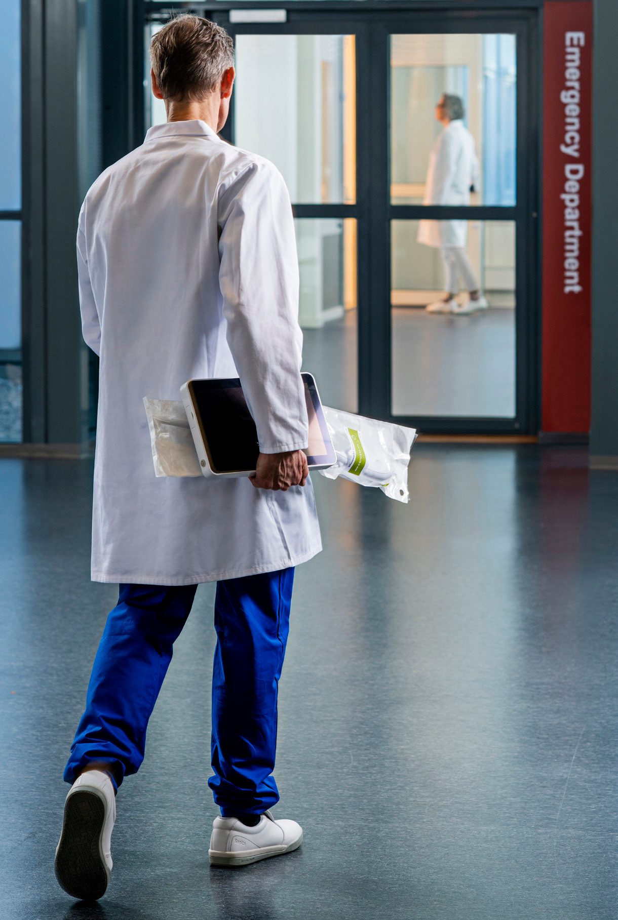 Luggage and bags, Joint, Shoe, Sleeve, Standing, Collar, Bag, Waist