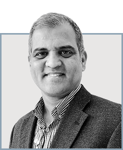 Facial expression, Formal wear, Dress shirt, White-collar worker, Forehead, Smile, Collar, Happiness