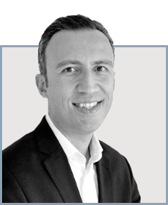 Forehead, Smile, Jaw, Sleeve, Gesture, Collar, Happy