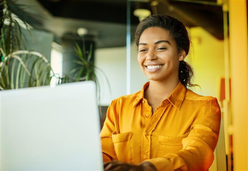 Electronic device, Facial expression, Office Equipment, Smile, Happiness, Technology, Job, Laptop, Computer
