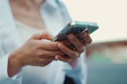 Portable communications device, Mobile phone, Gadget, Finger, Hand, Telephony