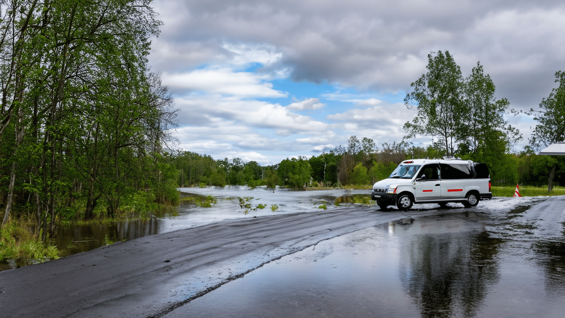 Automotive tire, Water, Cloud, Sky, Vehicle, Wheel, Car, Plant, Tree