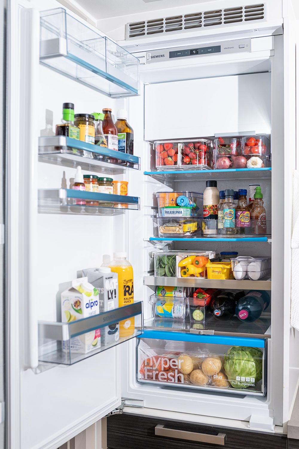 Kitchen appliance, Food storage, Product, Shelf, Shelving, Bottle