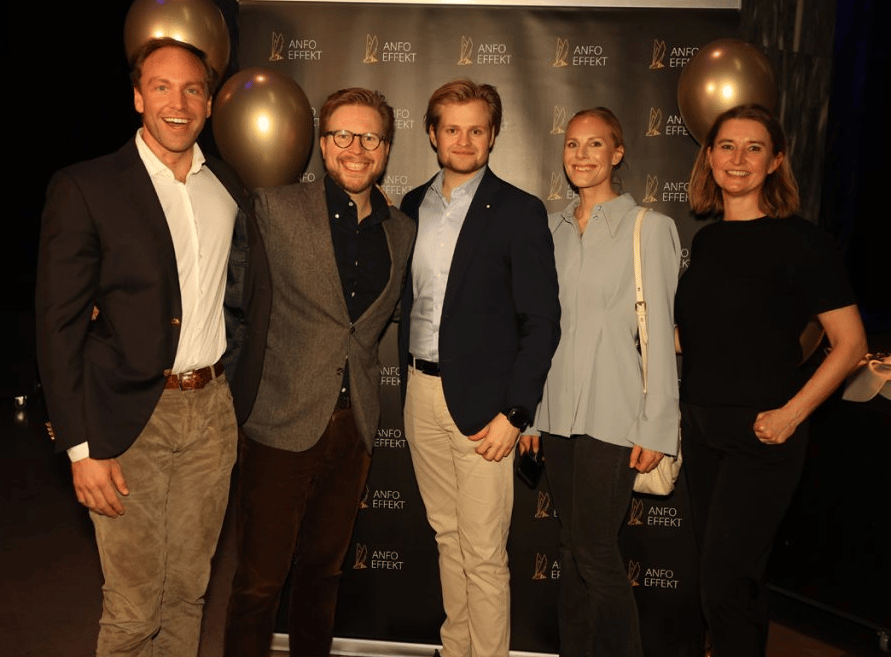 Five smiling people (3 men, 2 women) stand in front of an ANFO EFFEKT branded backdrop with balloons.