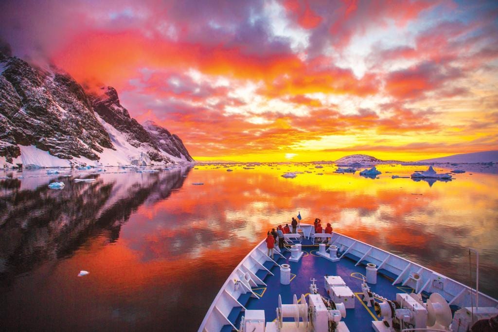 Body of water, Natural landscape, Naval architecture, Cloud, Atmosphere, Boat, Sky, Watercraft, Nature