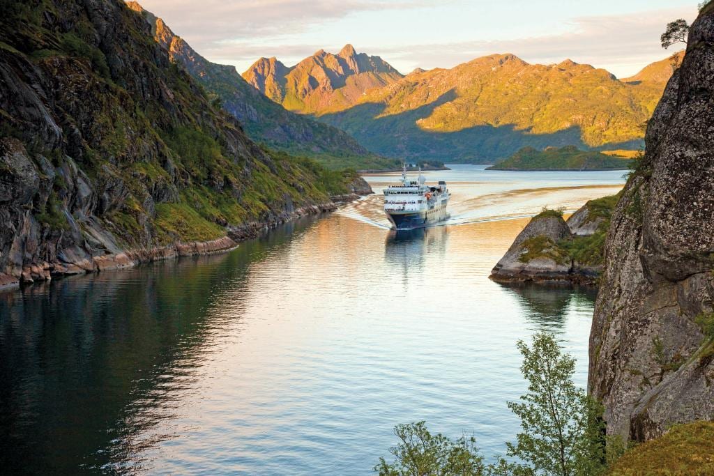 Water resources, Natural landscape, Sky, Mountain, Cloud, Watercraft, Plant, Nature, Highland