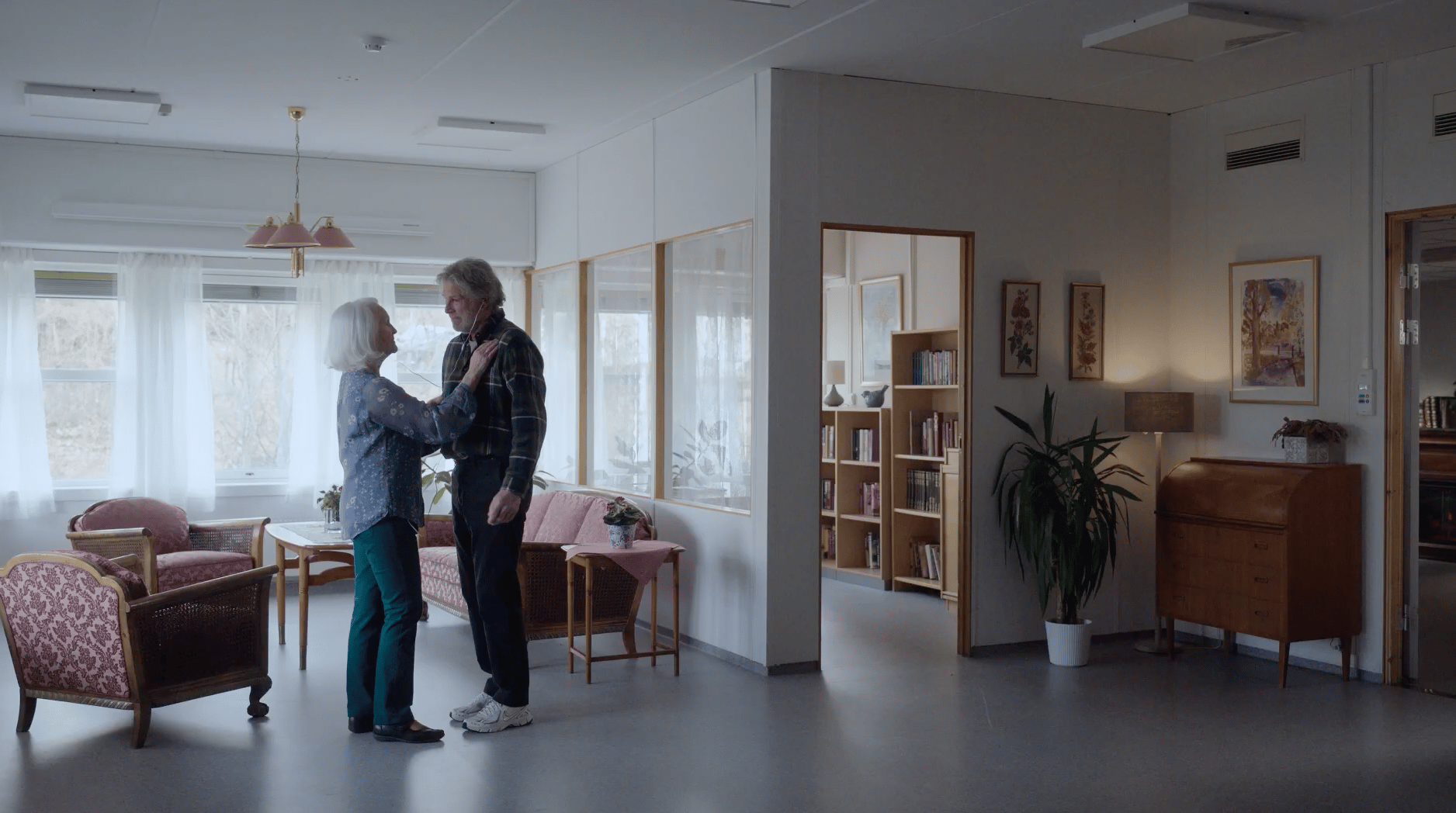 Picture frame, Furniture, Plant, Table, Building, Flowerpot, Houseplant, Floor