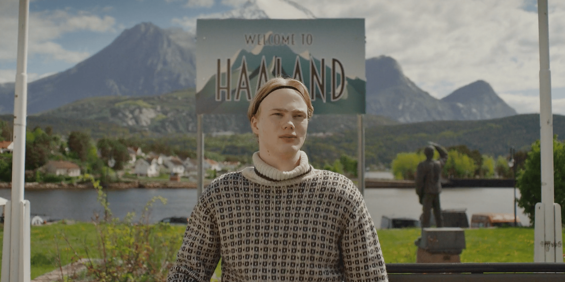 Natural environment, Sky, Cloud, Water, Plant, Mountain, Sleeve, Travel, Grass, Landscape