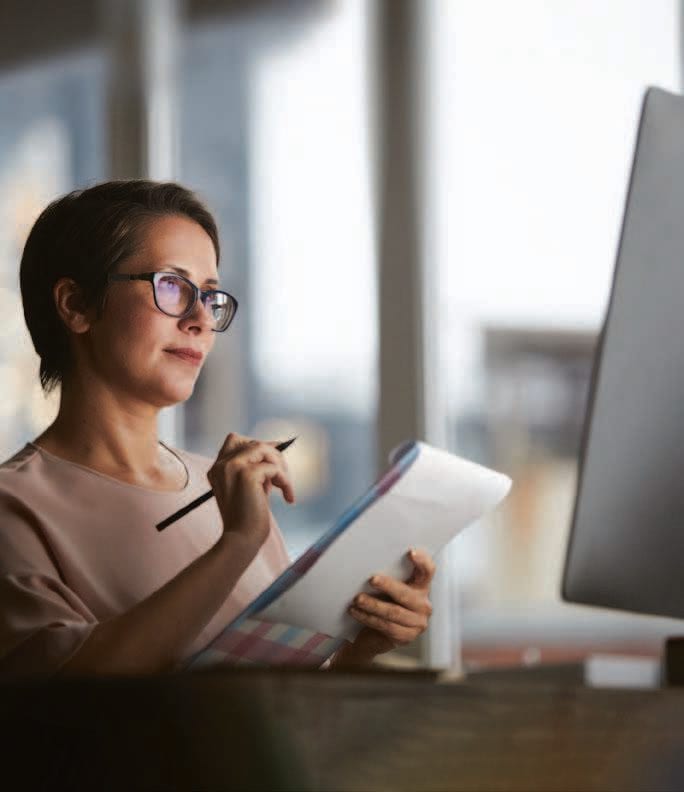 Vision care, Flash photography, Glasses, Hand, Shoulder, Standing, Computer, Gesture, Eyelash, Eyewear