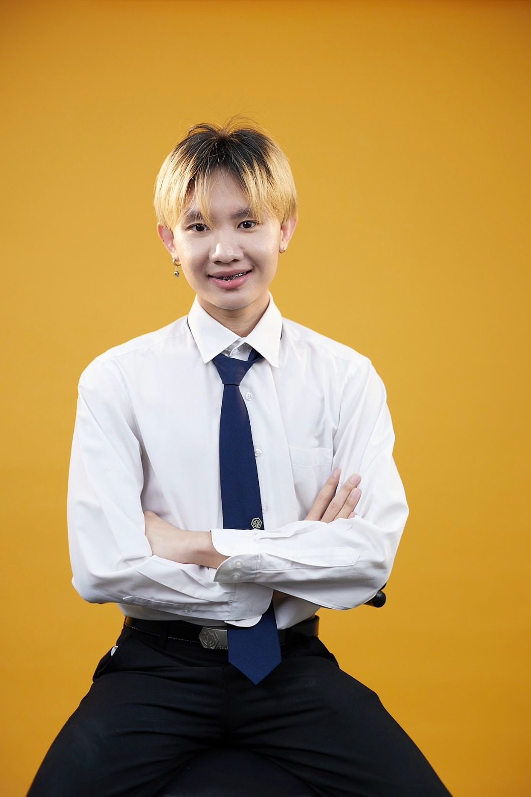 School uniform, Dress shirt, Flash photography, Clothing, Smile, Tie, Sleeve, Happy, Gesture