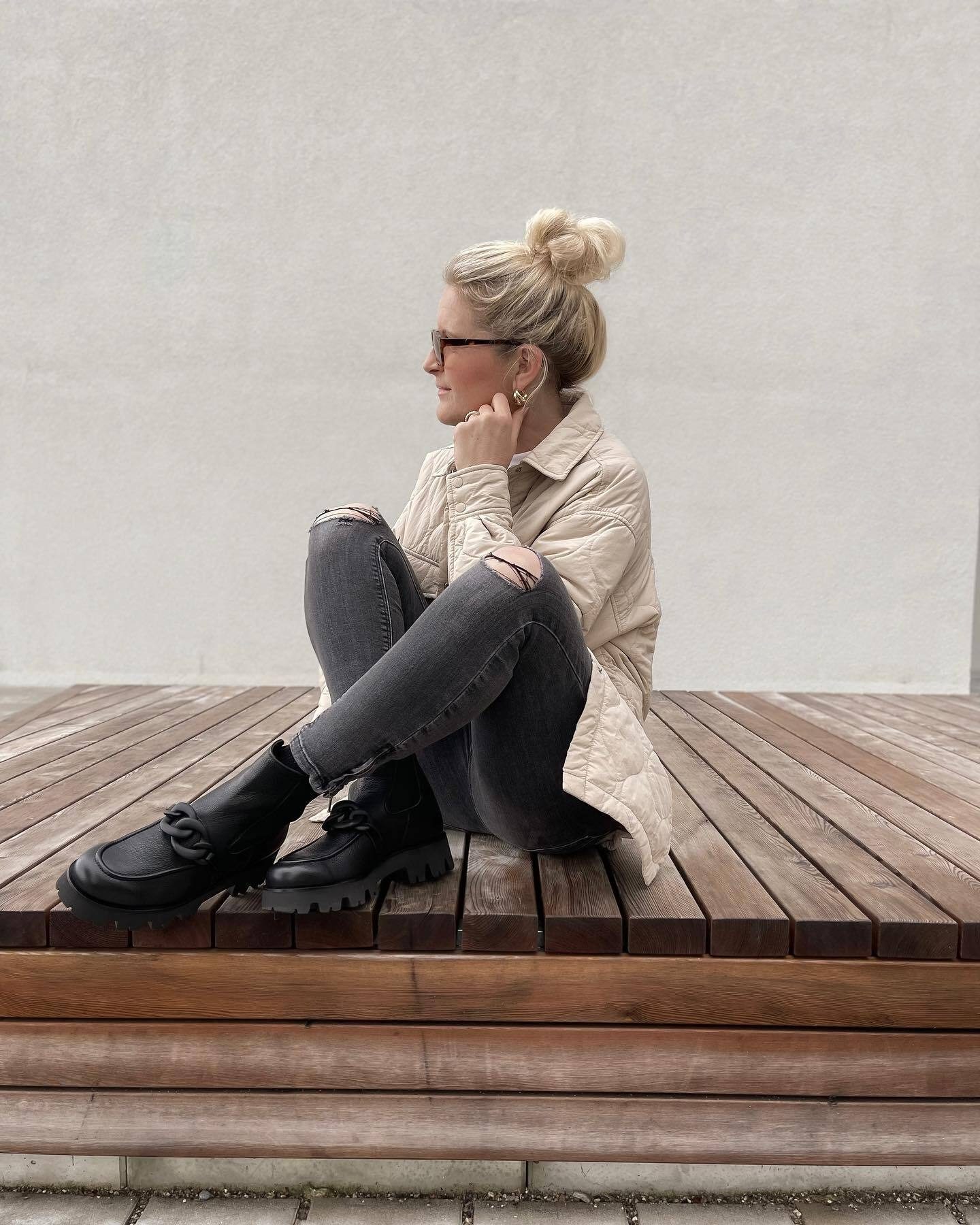 Human body, Leg, Wood, Sleeve, Knee, Sunglasses, Eyewear, Waist, Thigh