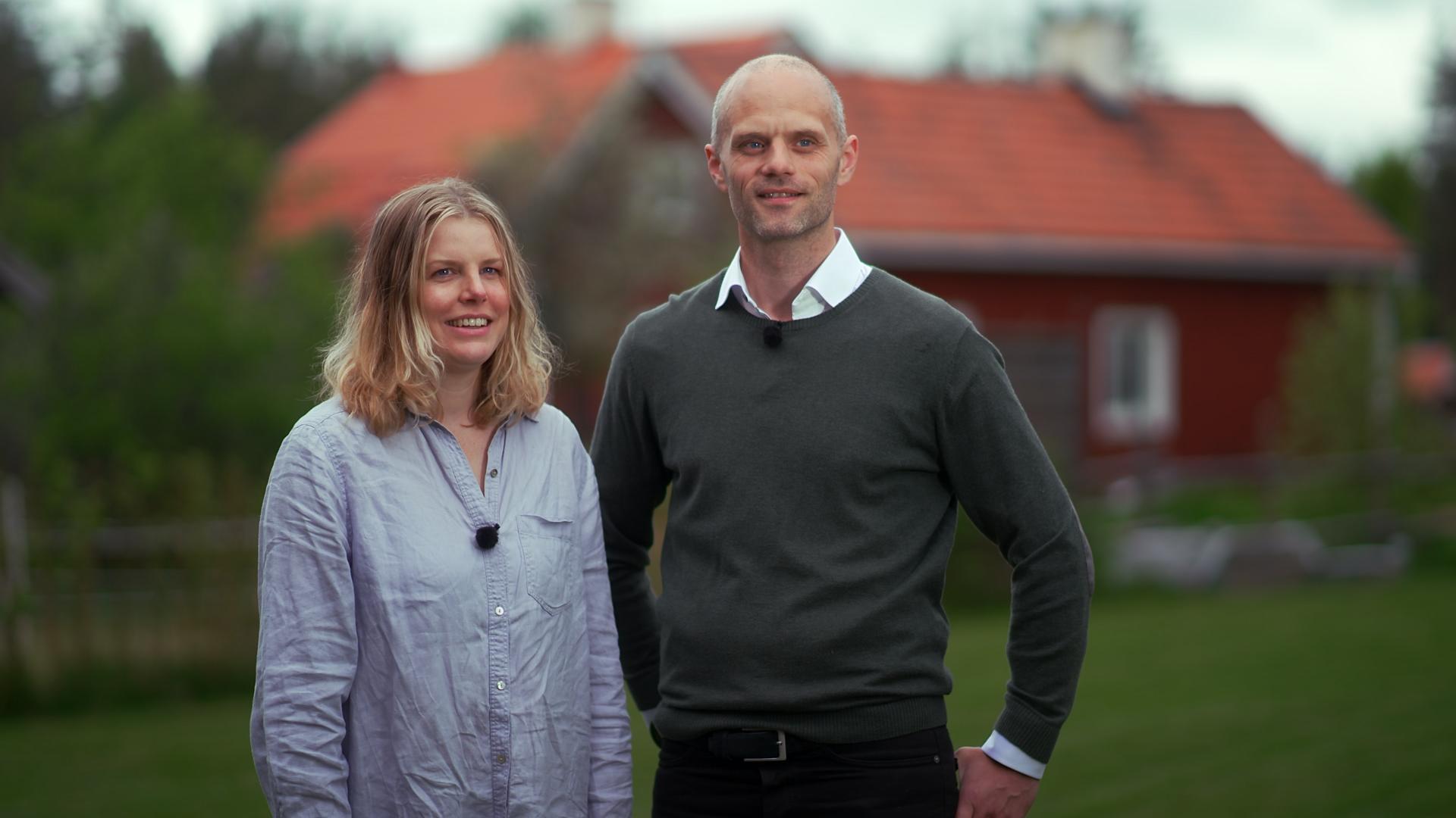 Head, Smile, Sleeve, Gesture, Grass, Happy