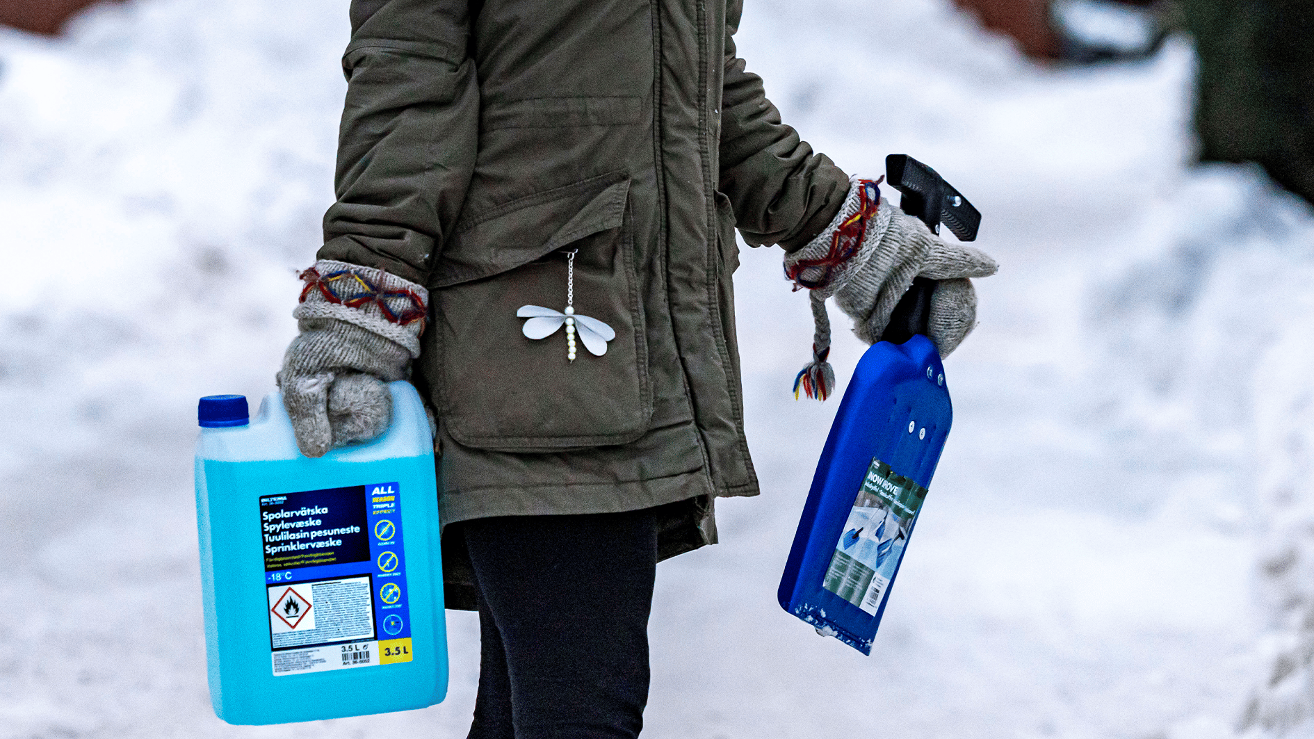 Water bottle, Snow, Glove, Vertebrate, Mammal, Freezing, Gesture, Drink