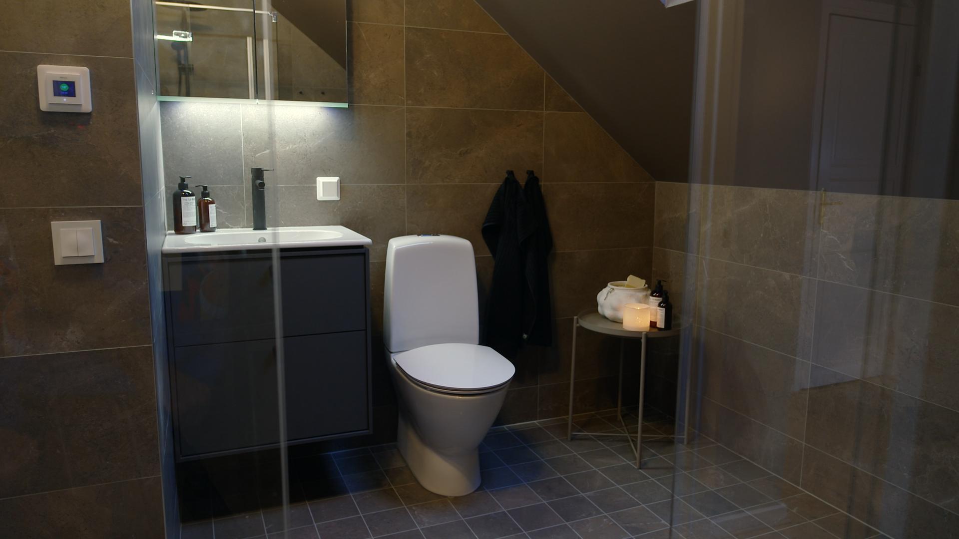 Plumbing fixture, Interior design, Tile flooring, Bathroom, Floor, Sink, Wall, Toilet, House