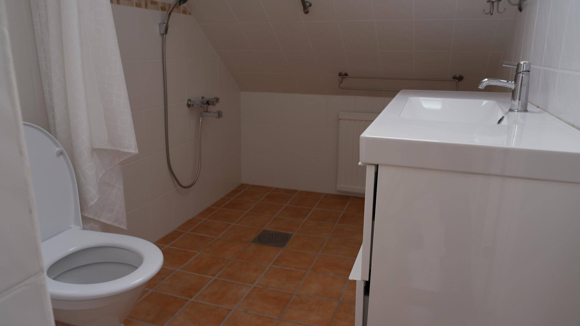 Plumbing fixture, Interior design, Bathroom sink, Property, Building, Fluid, House, Architecture