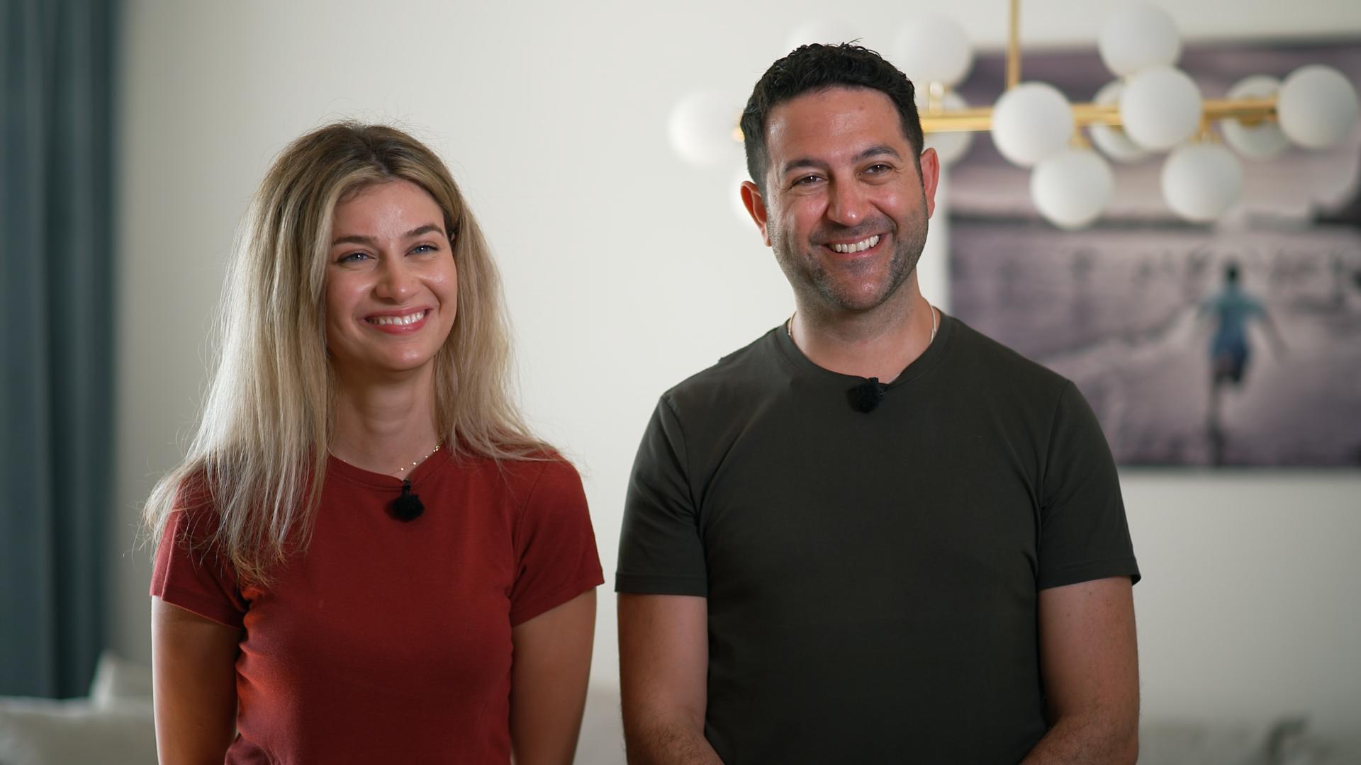 Smile, Shoulder, Mouth, Sleeve, Gesture, Happy, Fun, T-shirt