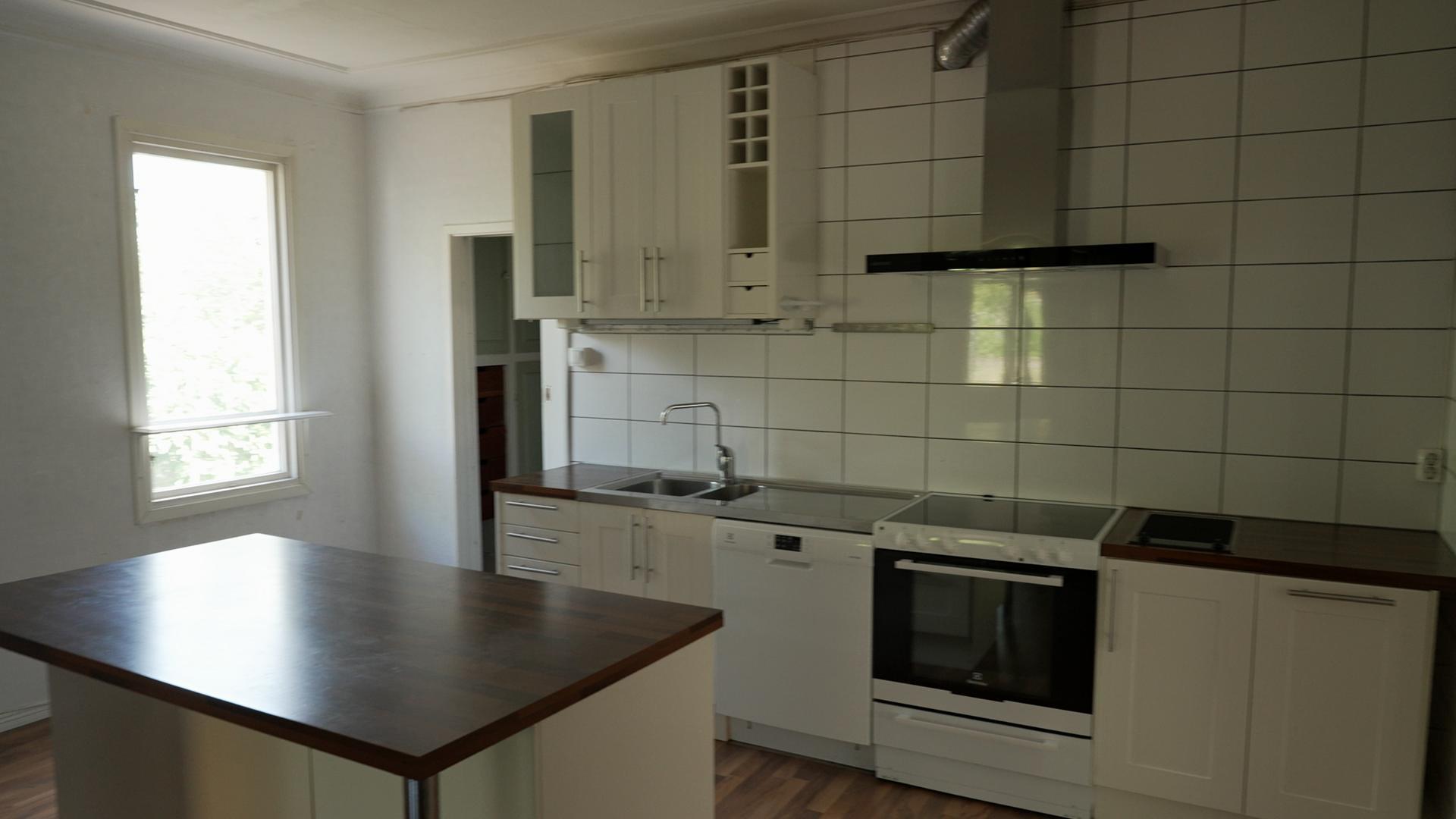 Kitchen sink, Countertop, Cabinetry, Property, Furniture, Building, Window