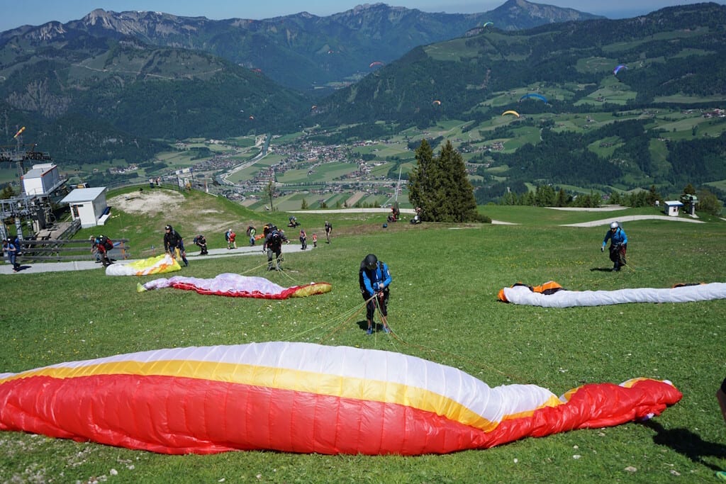 Outdoor recreation, Mountain, Ecoregion, Sky, Parachute, Nature, Paragliding, Tree, Plant, Grass