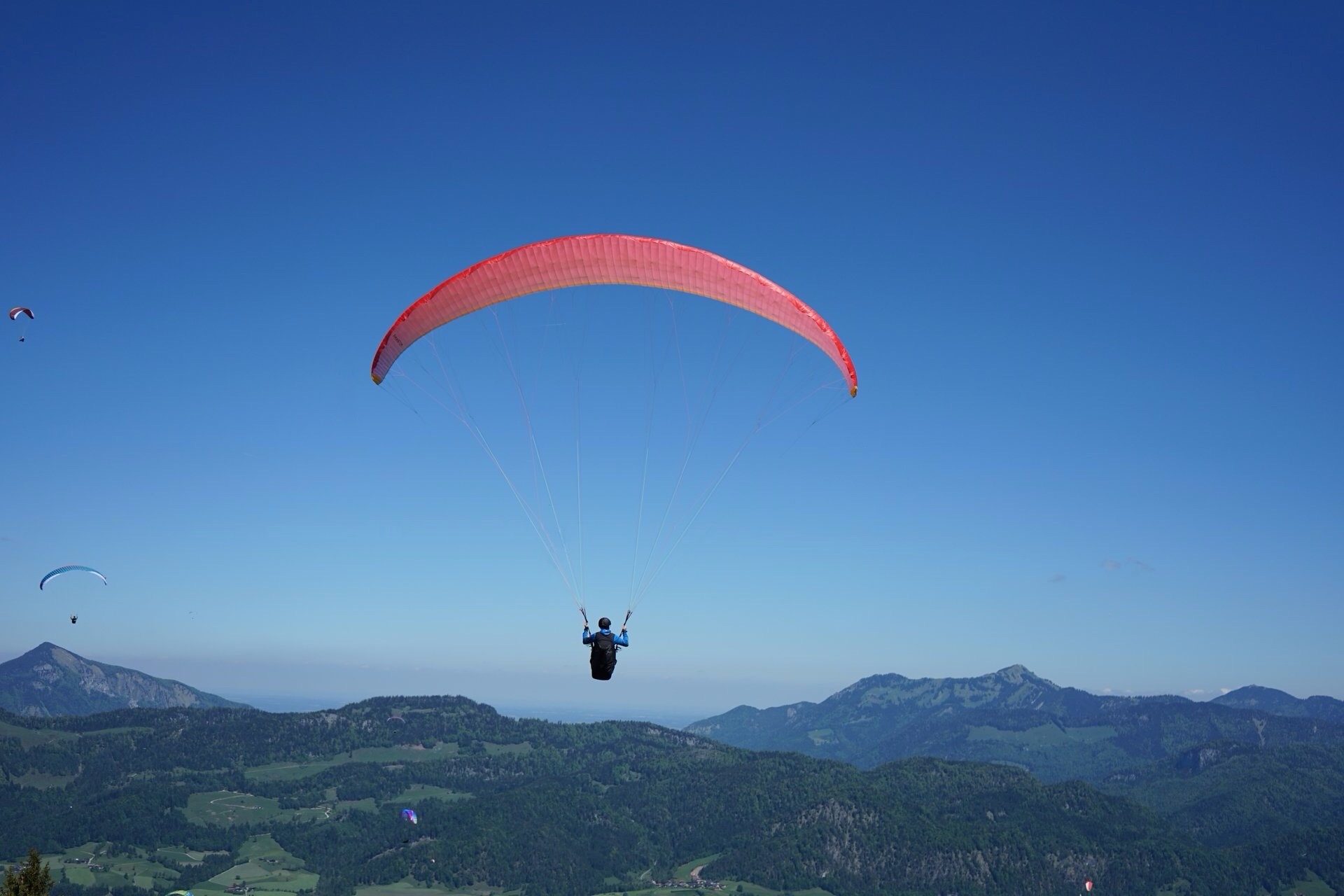 Air travel, Sky, Parachute, Paragliding, Mountain, Slope, Plant, Highland, Parachuting, Terrain