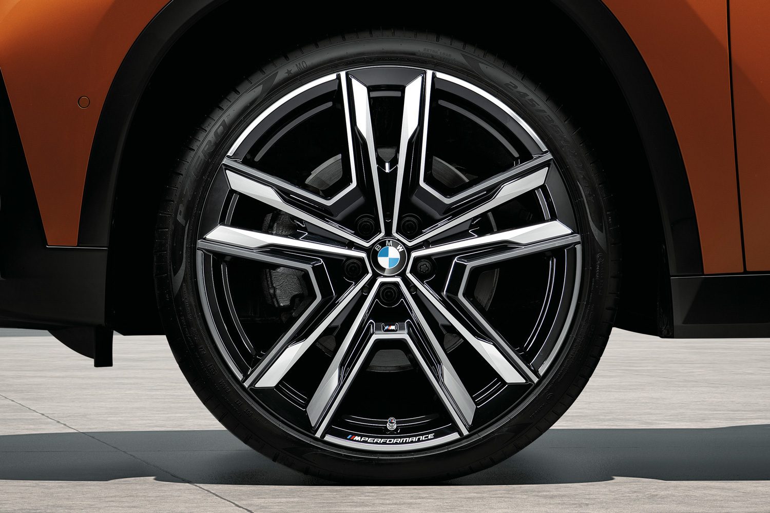 Automotive tire, Motor vehicle, Wheel, Car, Hood, Tread, Hubcap