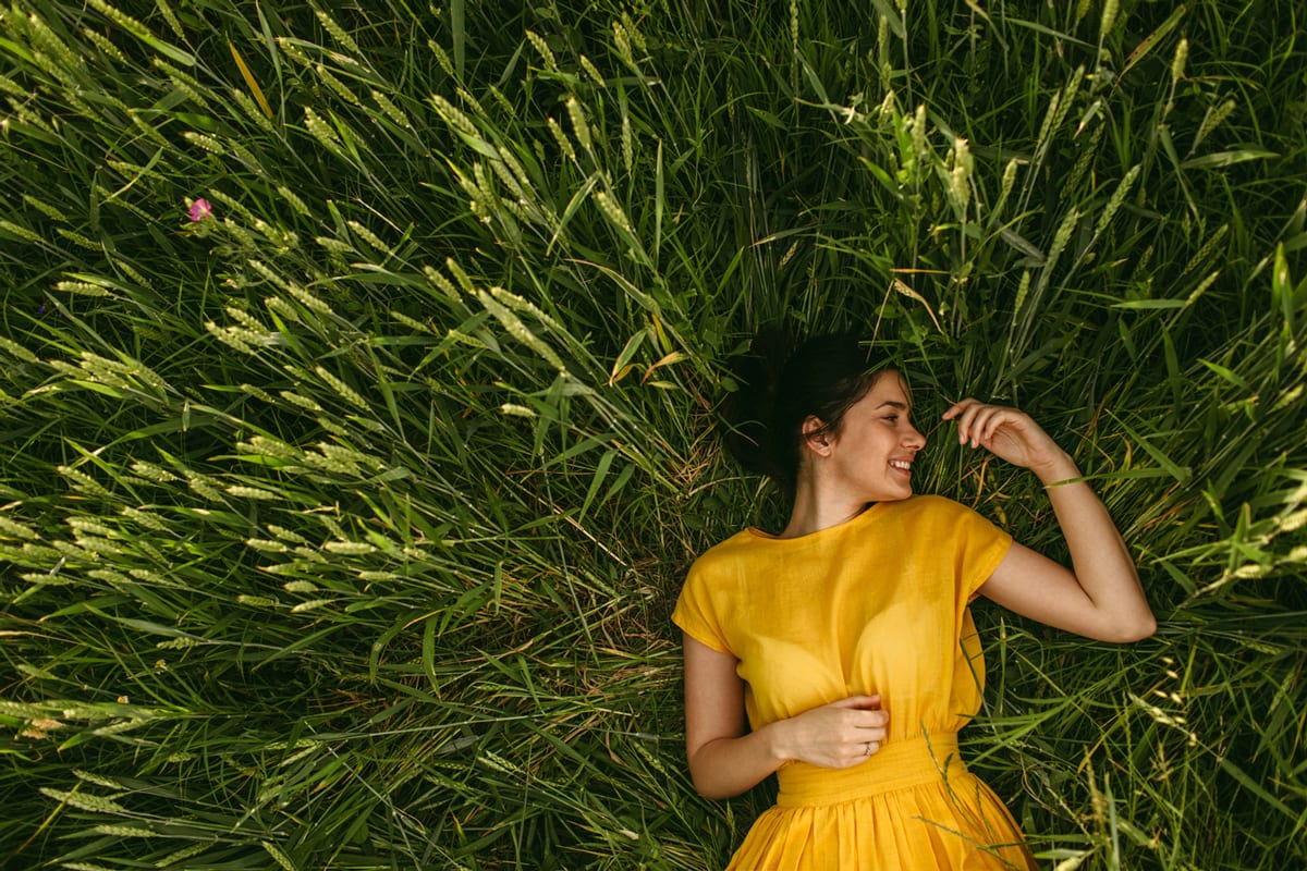 People in nature, One-piece garment, Human body, Flash photography, Black hair, Plant, Happy, Grass, Fawn, Grassland