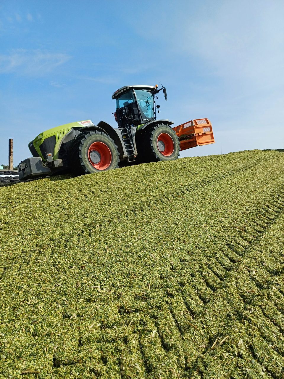 Automotive tire, Agricultural machinery, Sky, Wheel, Cloud, Tractor, Vehicle, Plant, Tread